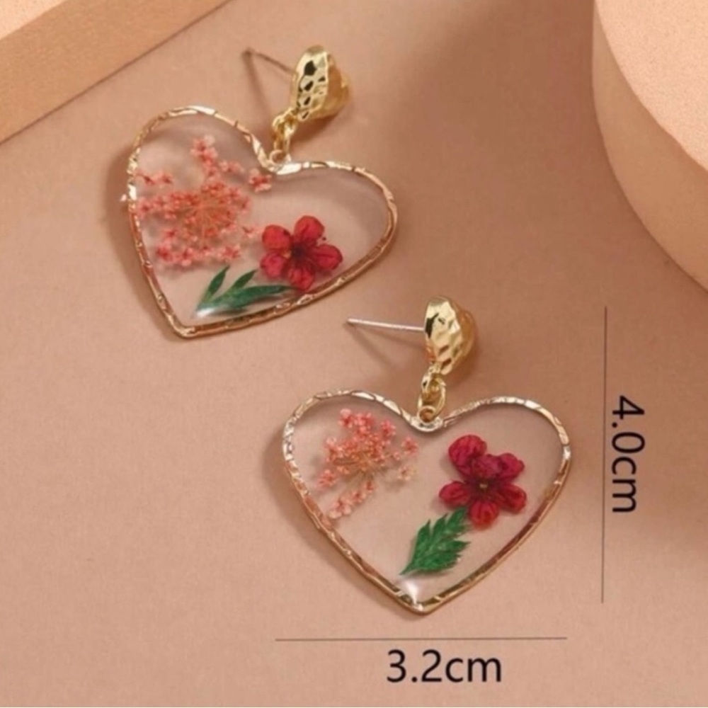 Gold-Rim Heart Shaped Pressed-Flower Earrings BRAND NEW - Picture 4 of 5